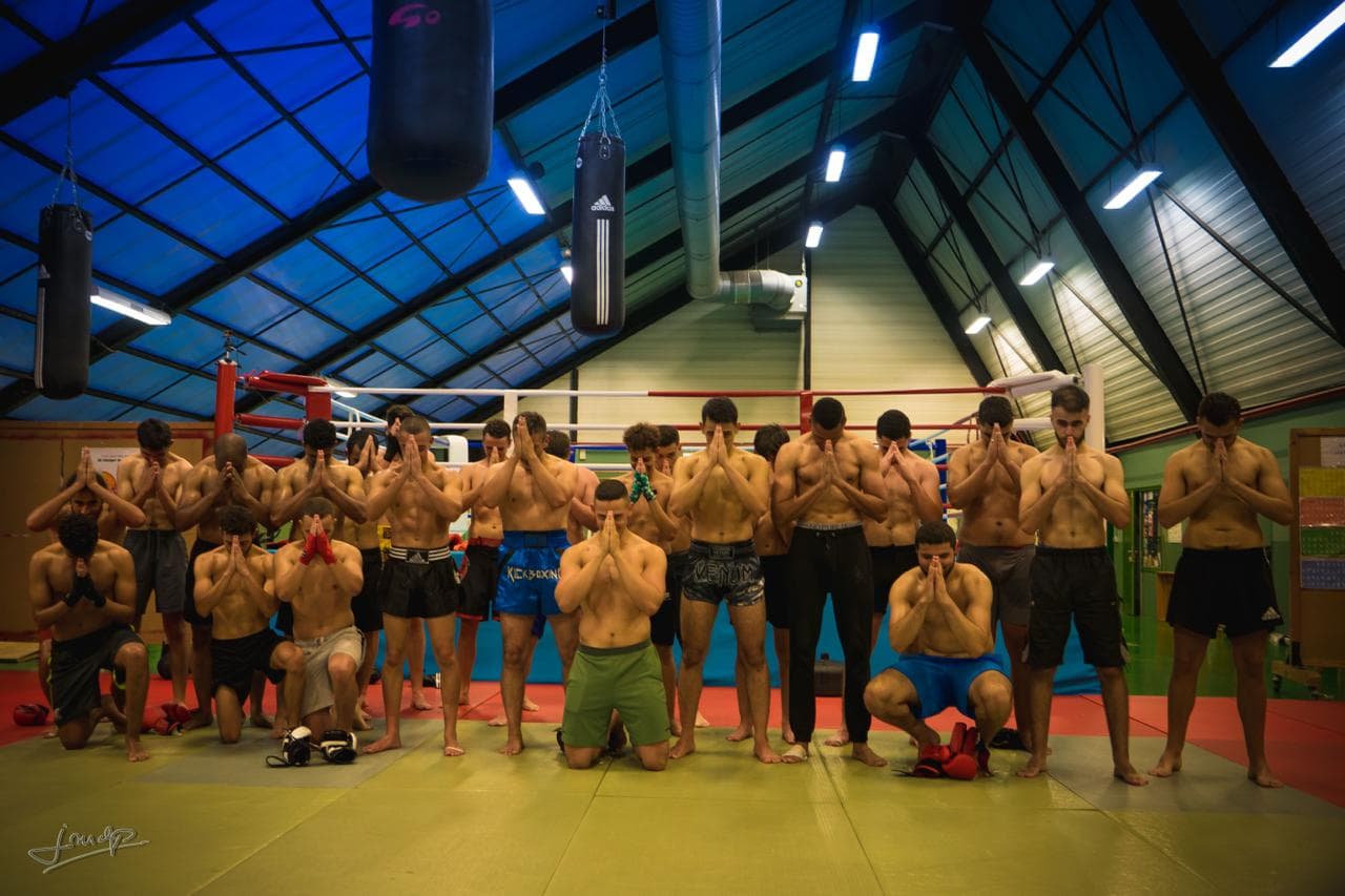 Le groupe de Boxe Thaï du club OGS Arts Martiaux, salut traditionnel devant le ring